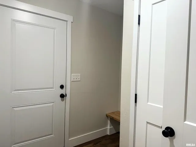 a view of a house with yard and porch