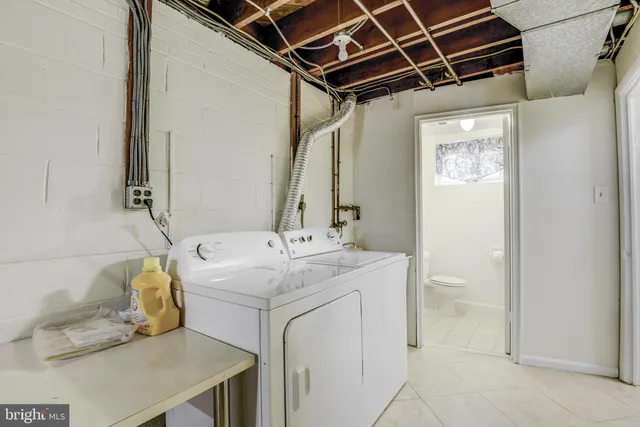 a view of a backyard with green space