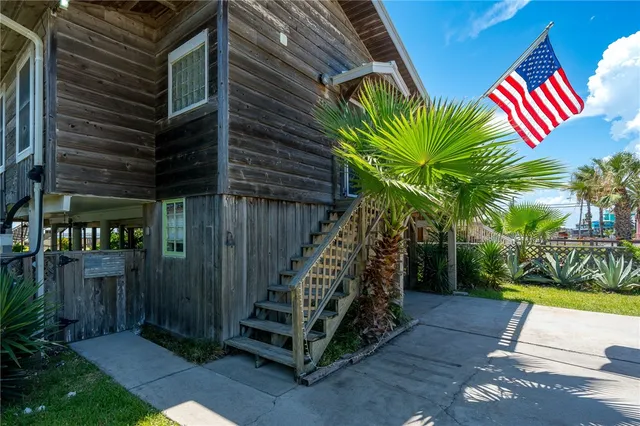 a view of entryway with a garden