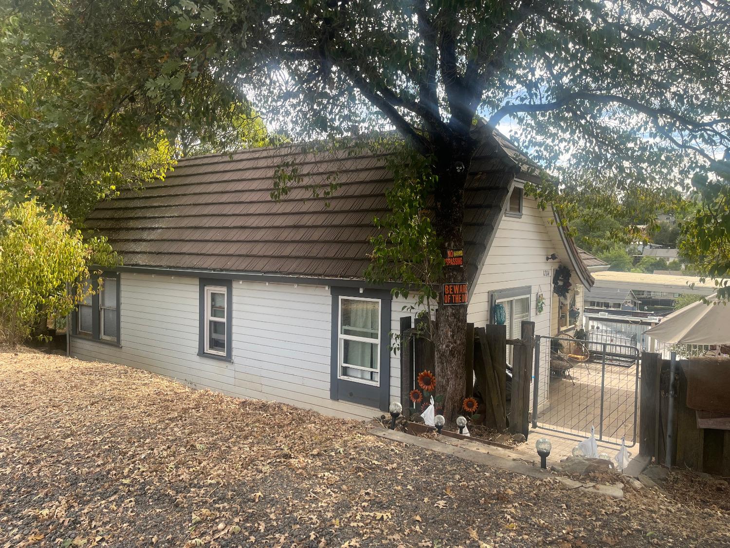 a view of a house with a yard