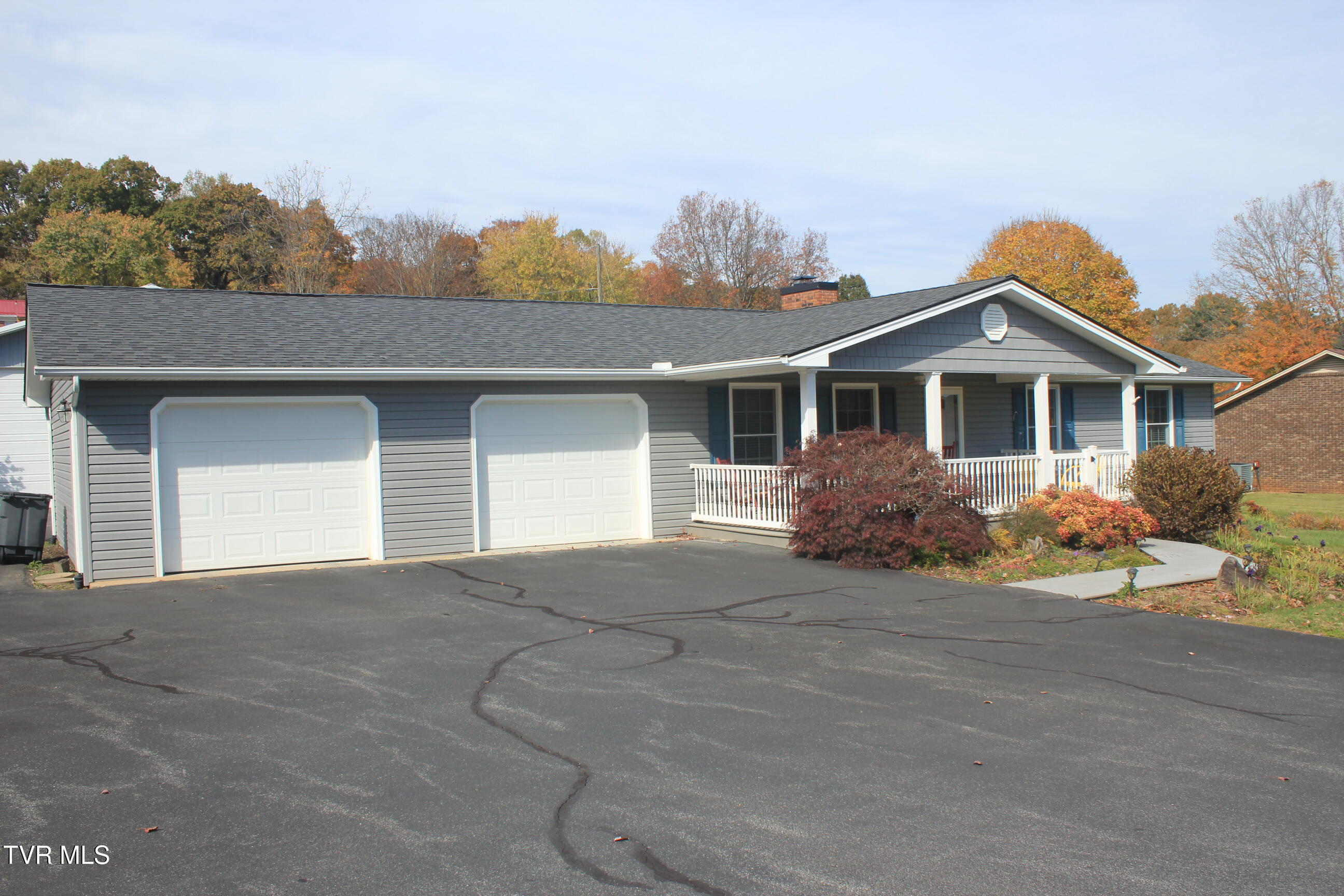 IMG_7722[1] Front of House