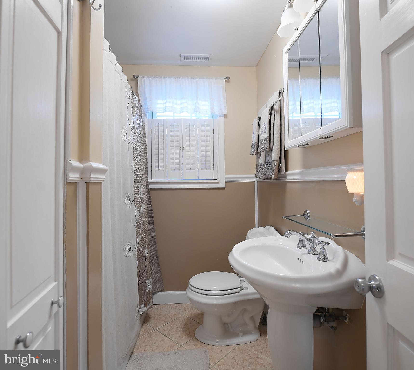2011 Oakland Road Baltimore, MD 21220 - Photo 16 of 33 Full bath on main w chair rail & whirlpool tub!
