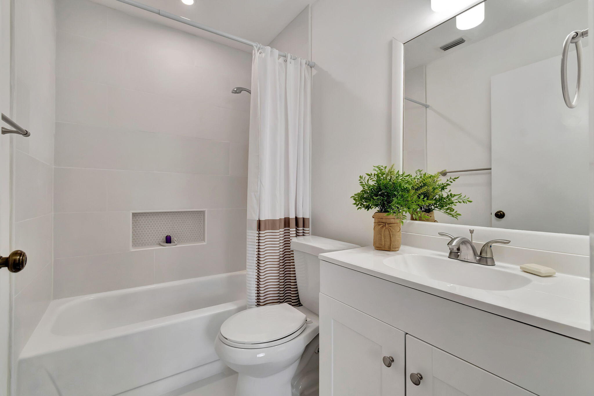 8625 Dreamside Lane Boca Raton, FL 33496 - Photo 32 of 60 GUEST BATHROOM