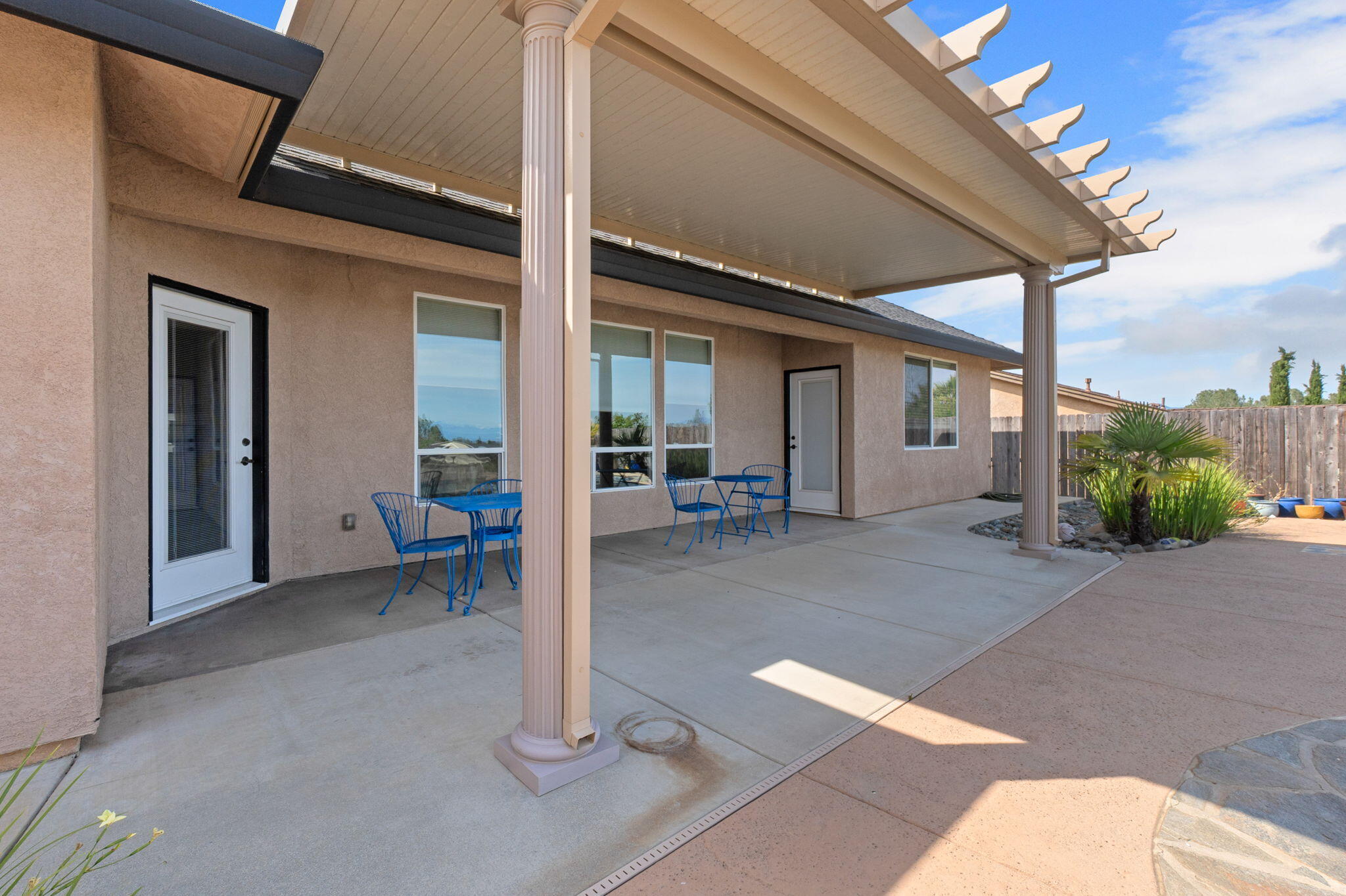 372 Stinson Loop Redding, CA 96003 - Photo 42 of 79 Patio