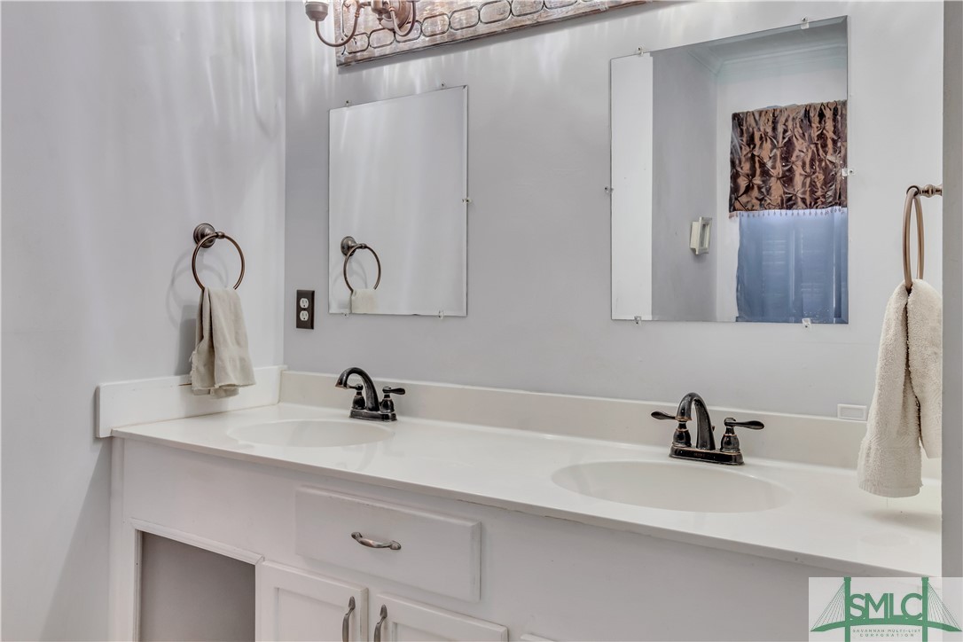 402 North Ash Street Springfield, GA 31329 - Photo 20 of 43 Primary Bath