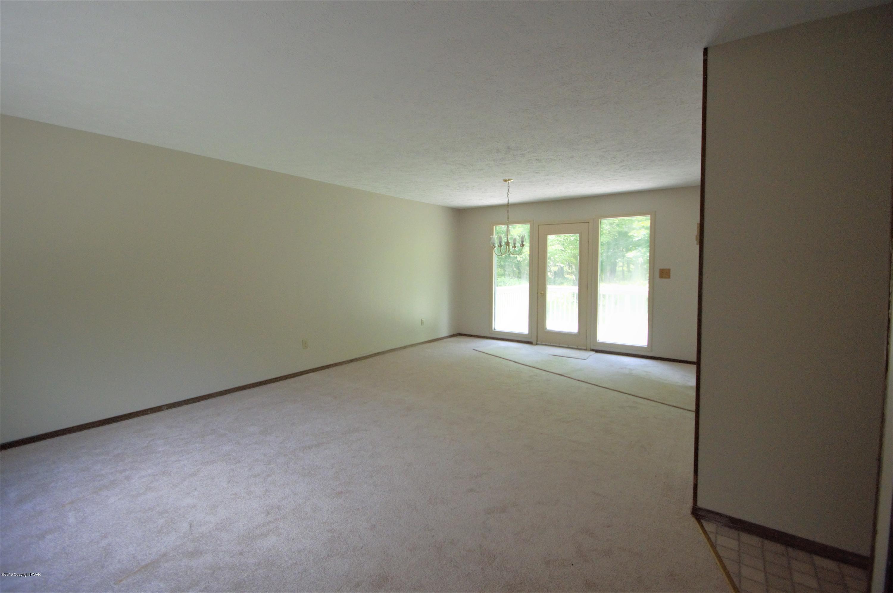 739 Snow Hill Road Cresco, PA 18326 - Photo 11 of 18 Living/dinning