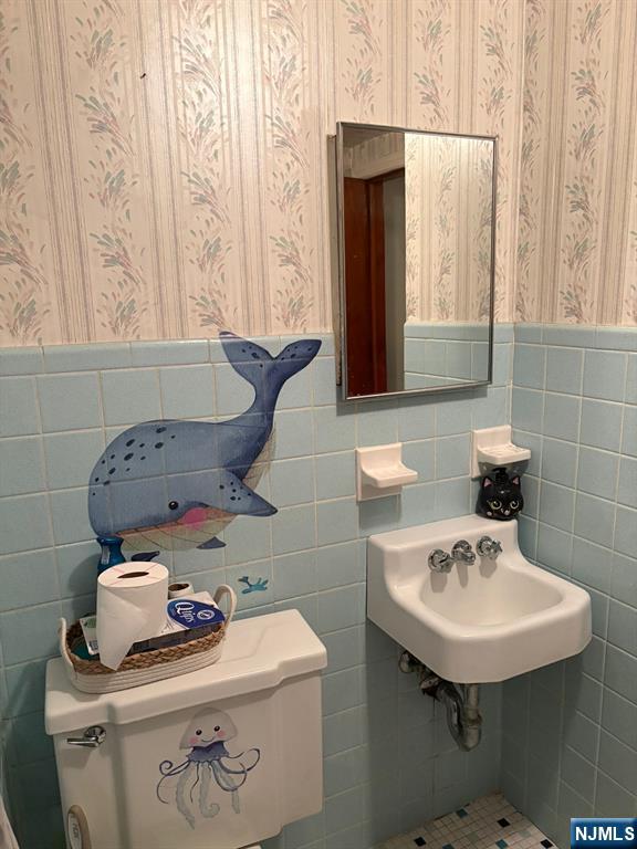 153 Madison Avenue Rochelle Park, NJ 07662 - Photo 15 of 26 a bathroom with a sink toilet and a mirror