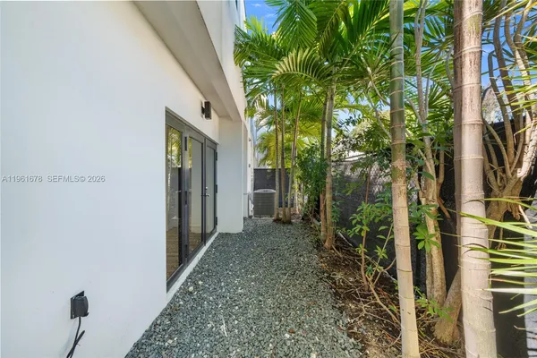 a view of a backyard