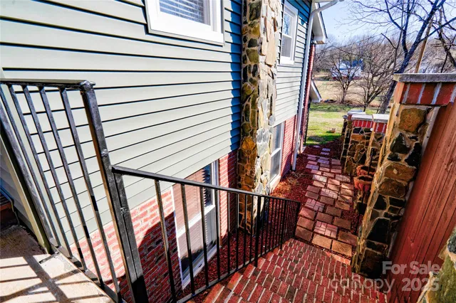 a view of a pathway with a house