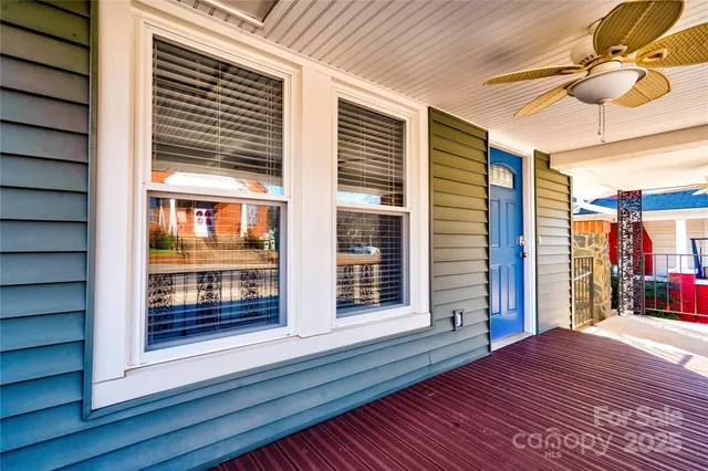 a view of livingroom with furniture