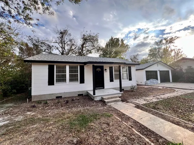 a view of a house with backyard
