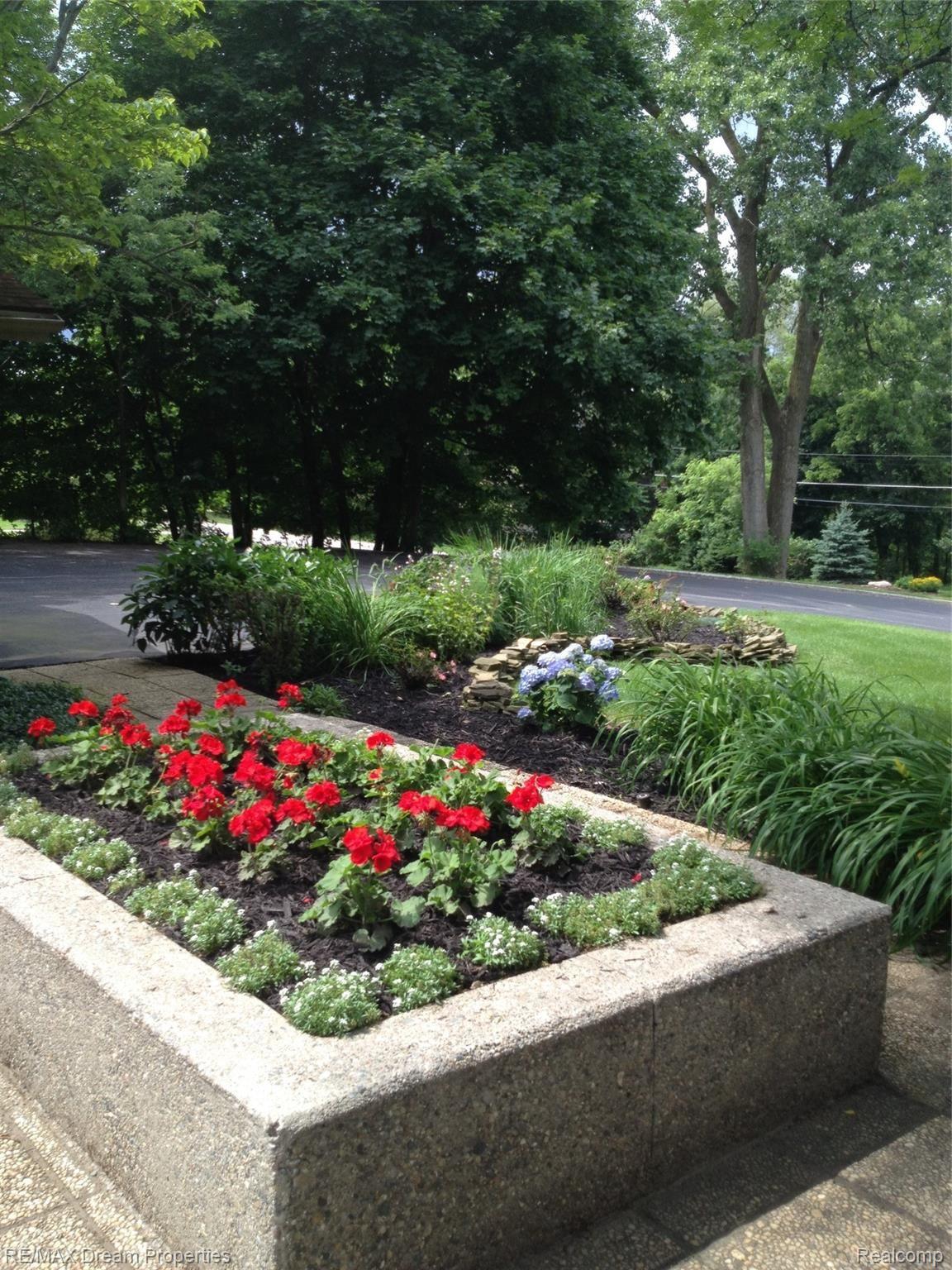 33477 Quaker Valley Road Farmington, MI 48331 - Photo 3 of 23 IMG-1780.JPG