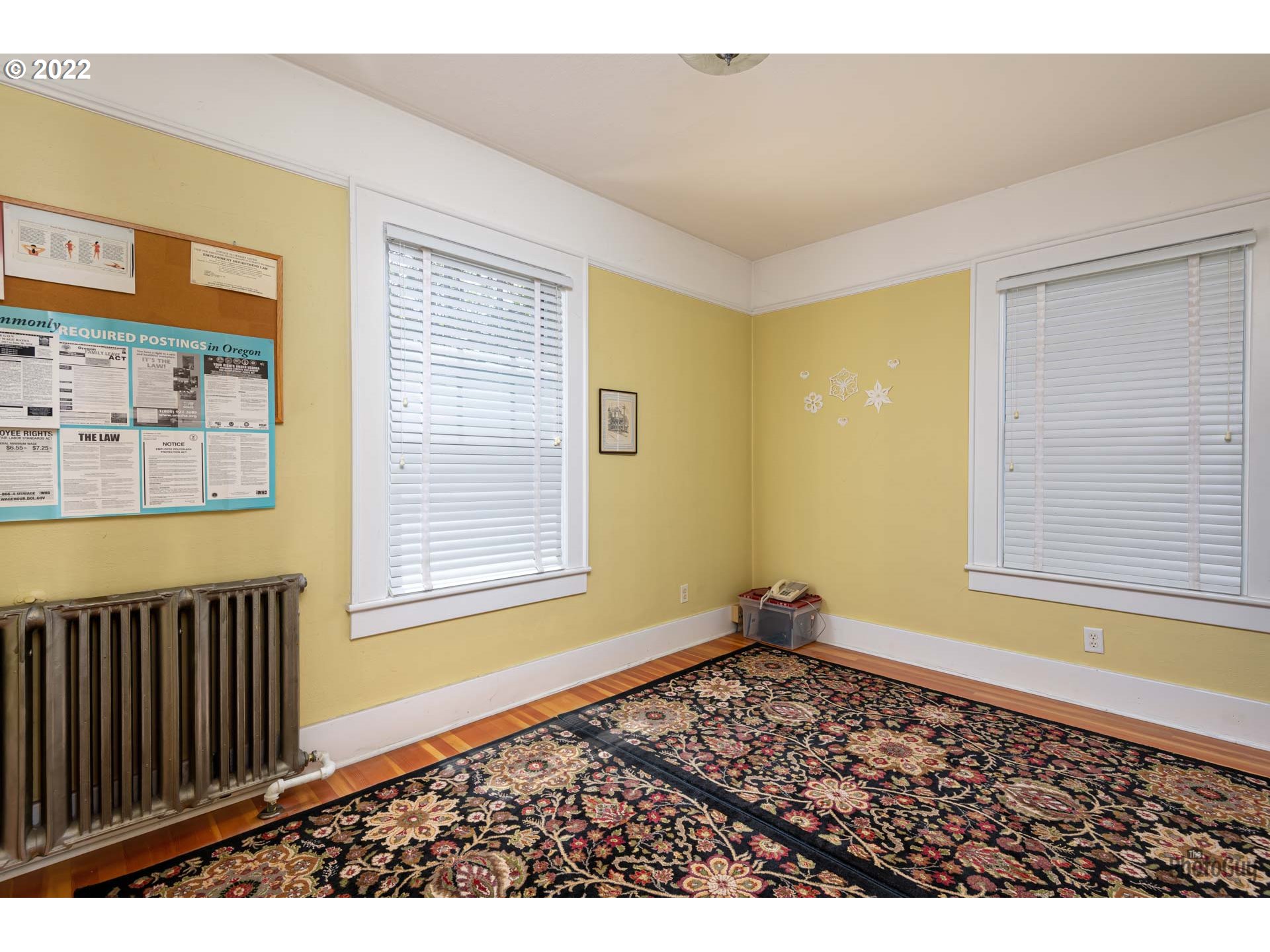 1410 River Road Eugene, OR 97404 - Photo 18 of 30 a view of an empty room with a window