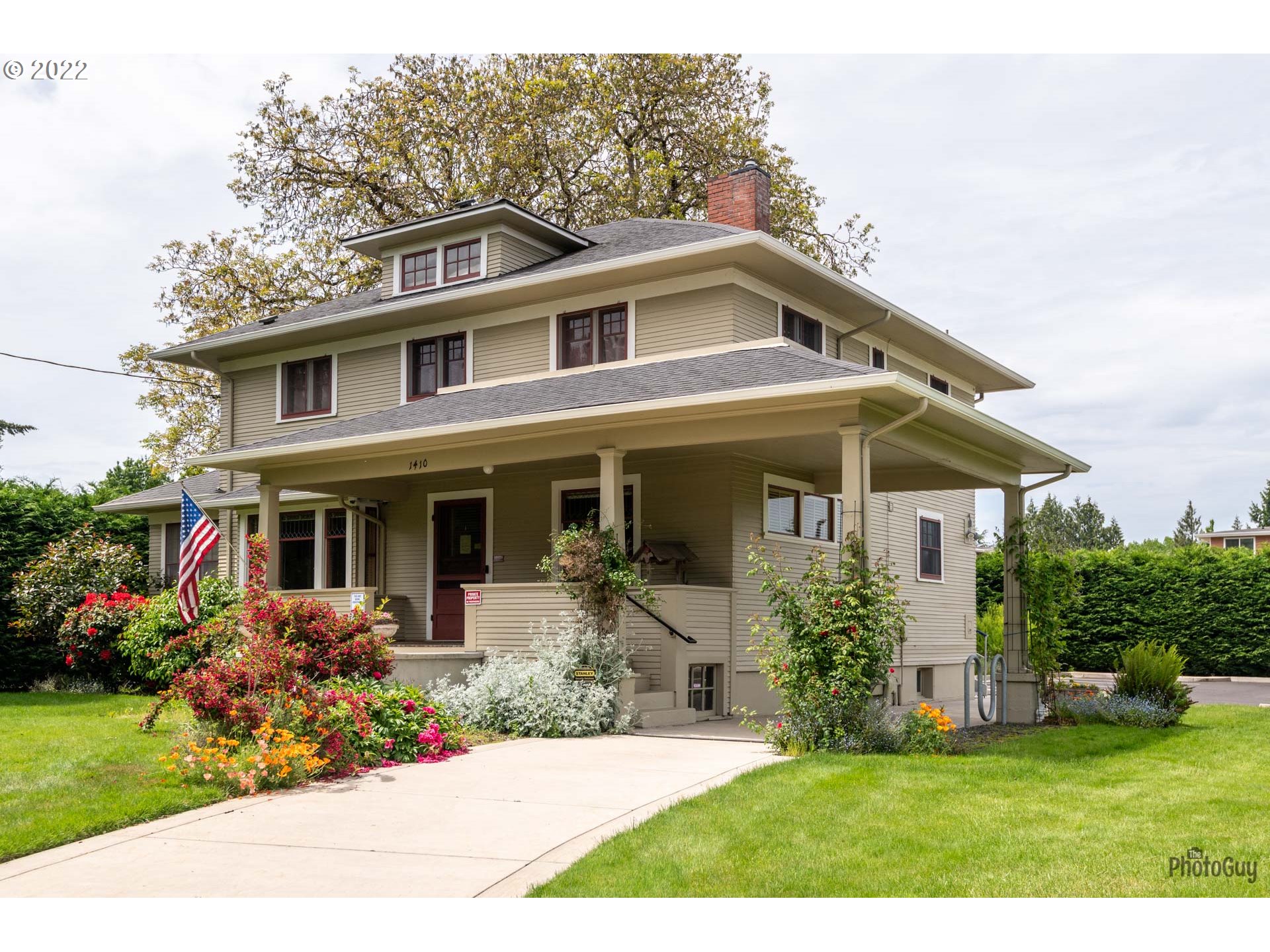 1410 River Road Eugene, OR 97404 - Photo 2 of 30 a front view of house with a garden