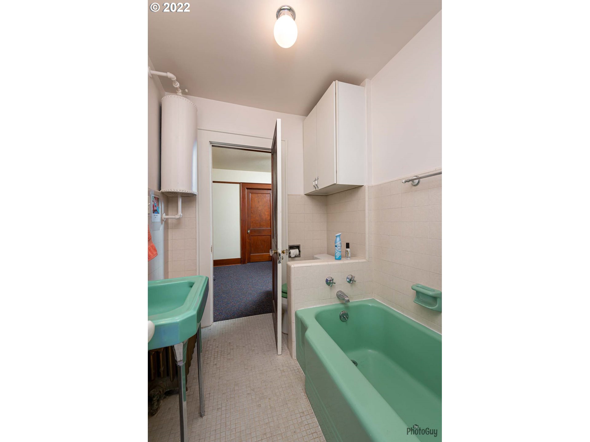 1410 River Road Eugene, OR 97404 - Photo 24 of 30 a bathroom with a sink and a mirror