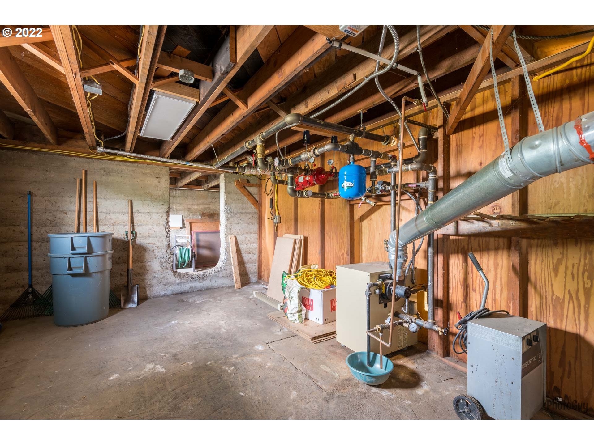 1410 River Road Eugene, OR 97404 - Photo 28 of 30 a view of a storage room