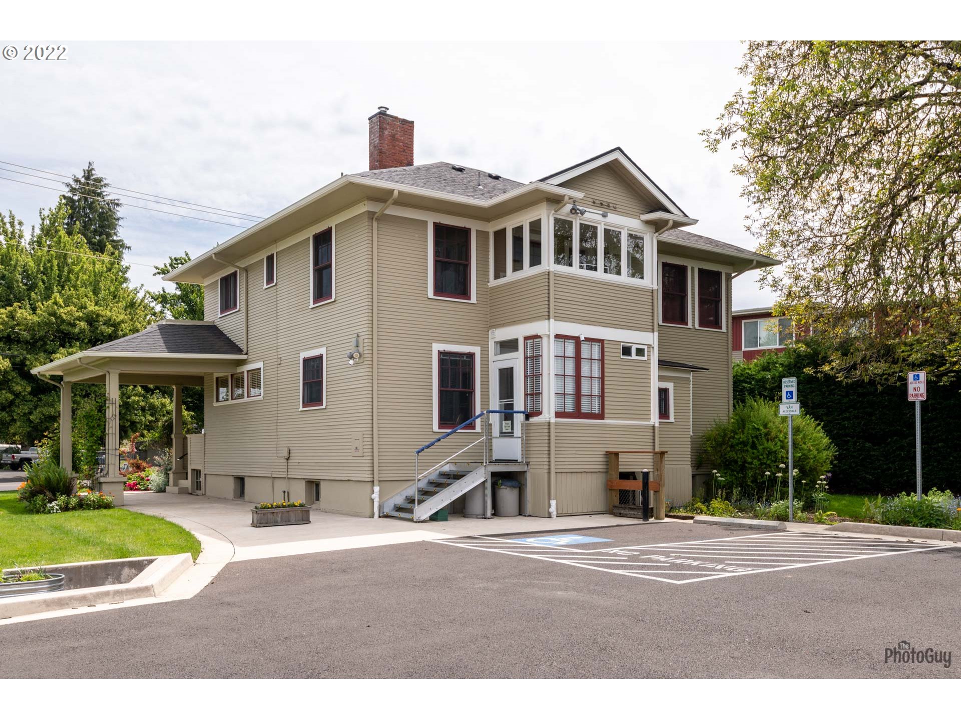 1410 River Road Eugene, OR 97404 - Photo 29 of 30 a front view of a house with a yard
