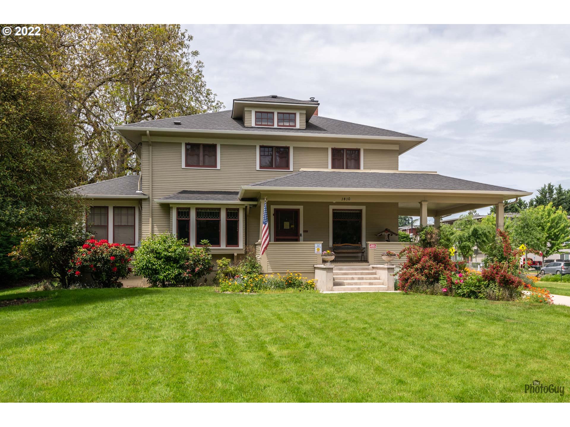 1410 River Road Eugene, OR 97404 - Photo 4 of 30 a front view of house with an outdoor space and garden