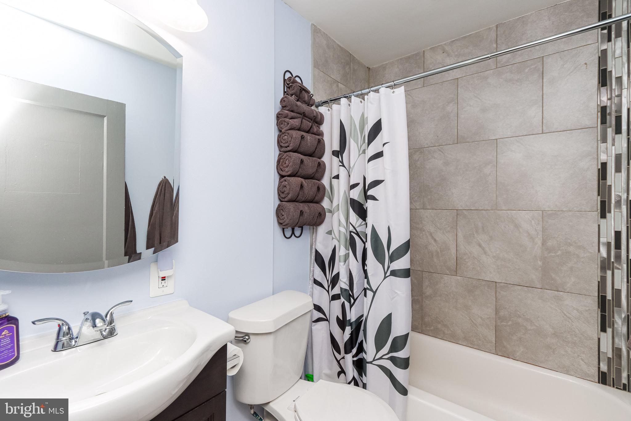 3612 Landbeck Road Baltimore, MD 21207 - Photo 14 of 45 Main level full bathroom