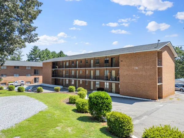 $595 | 200 Ridgeview Lane, Unit 43, Bassett, VA 24055