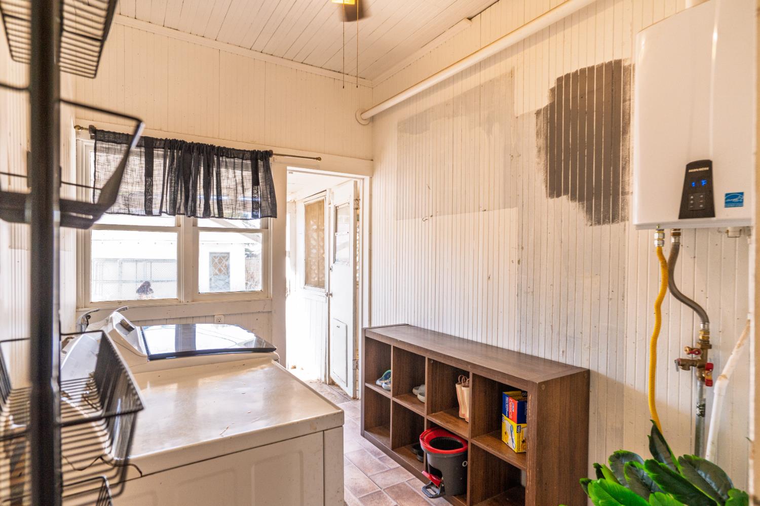 902 West 20th Street Merced, CA 95340 - Photo 15 of 48 a view of an empty room and floor to ceiling window
