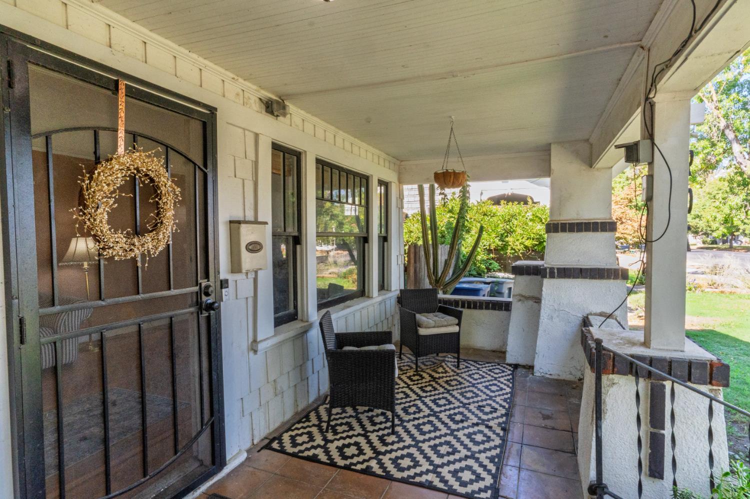 902 West 20th Street Merced, CA 95340 - Photo 2 of 48 a room with furniture and a window
