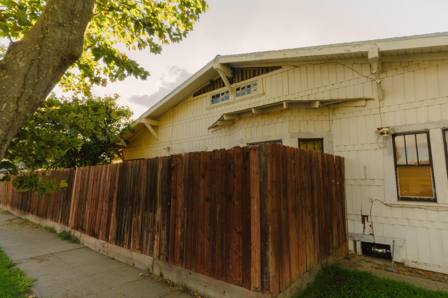 902 West 20th Street Merced, CA 95340 - Photo 40 of 48 a front view of a house with wooden fence