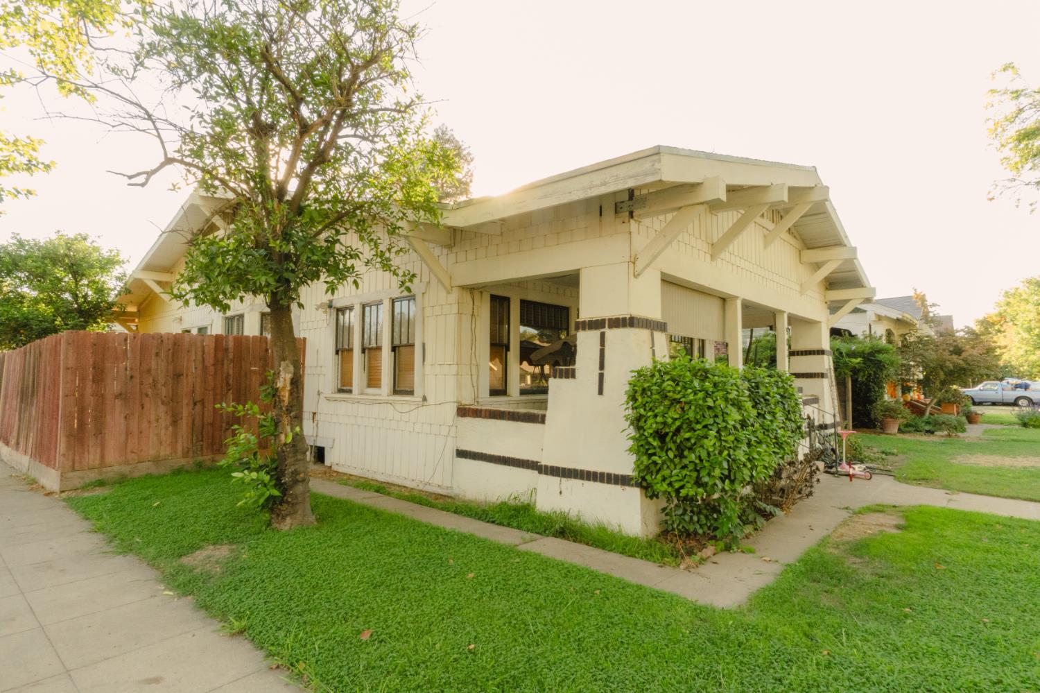 902 West 20th Street Merced, CA 95340 - Photo 41 of 48 a front view of a house with garden