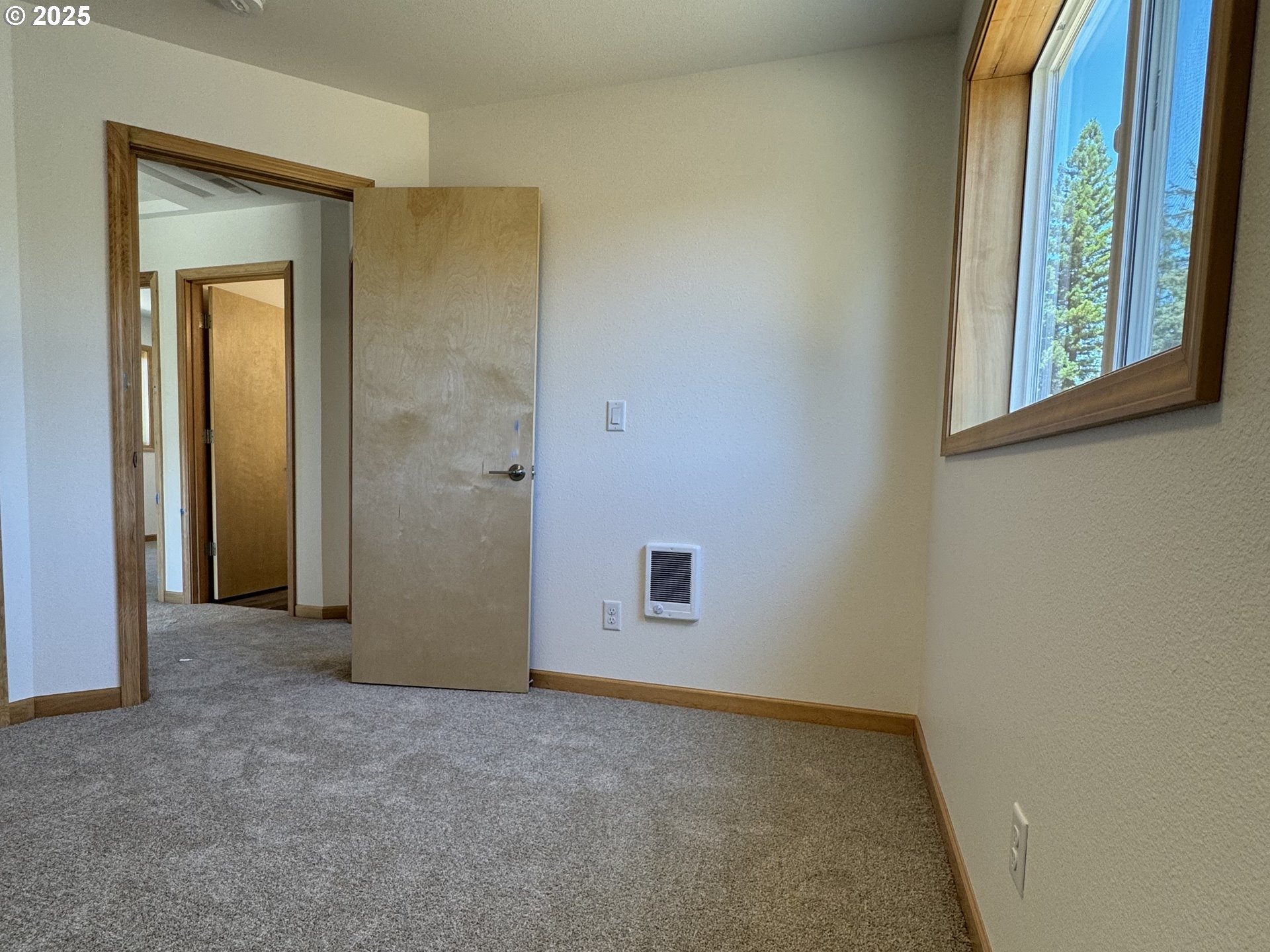 5260 Forest Lane Eugene, OR 97402 - Photo 16 of 17 an empty room with windows and closet