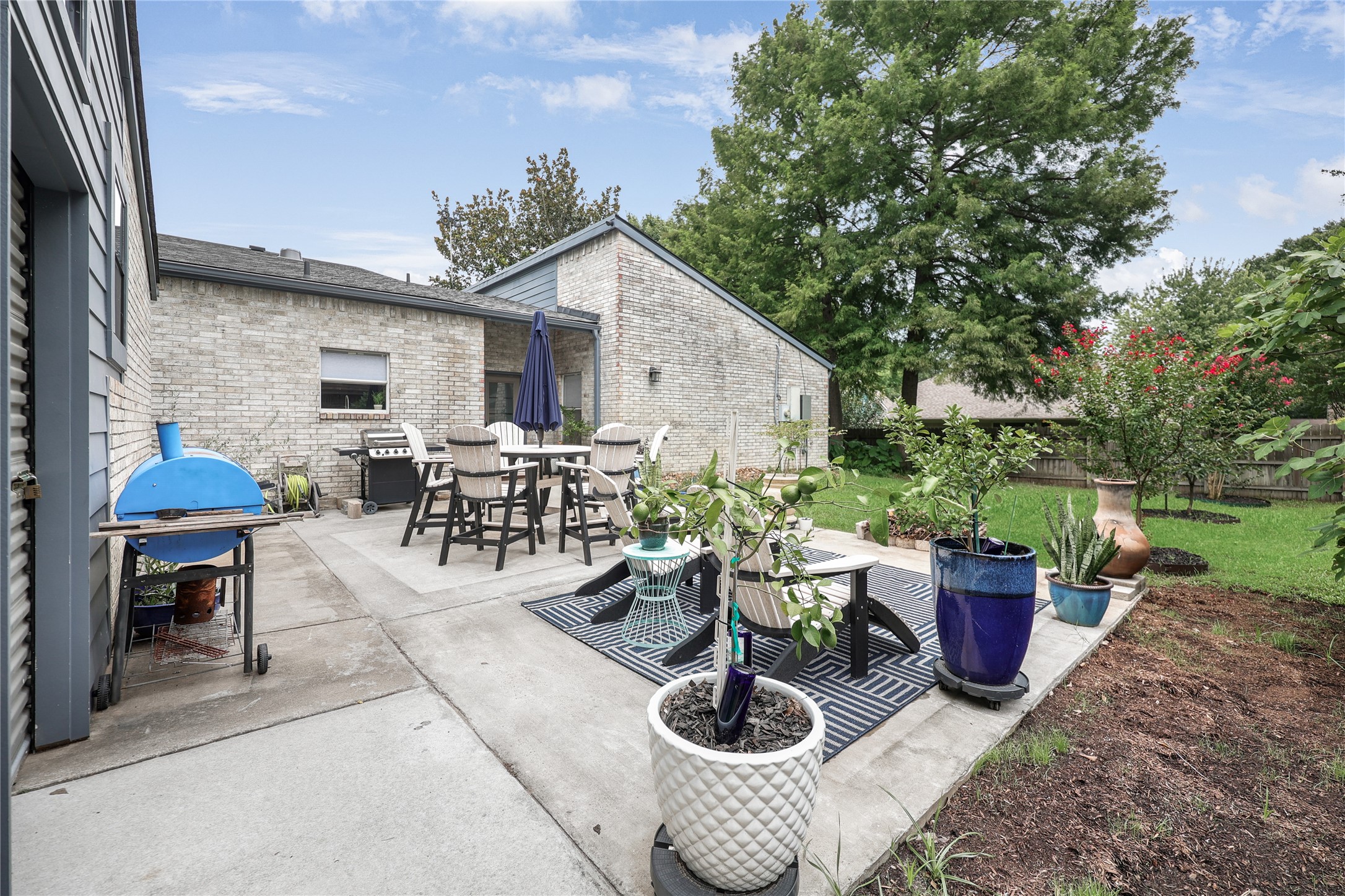 28831 South Diamondhead Conroe, TX 77356 - Photo 20 of 29 a view of a patio with chairs and plants