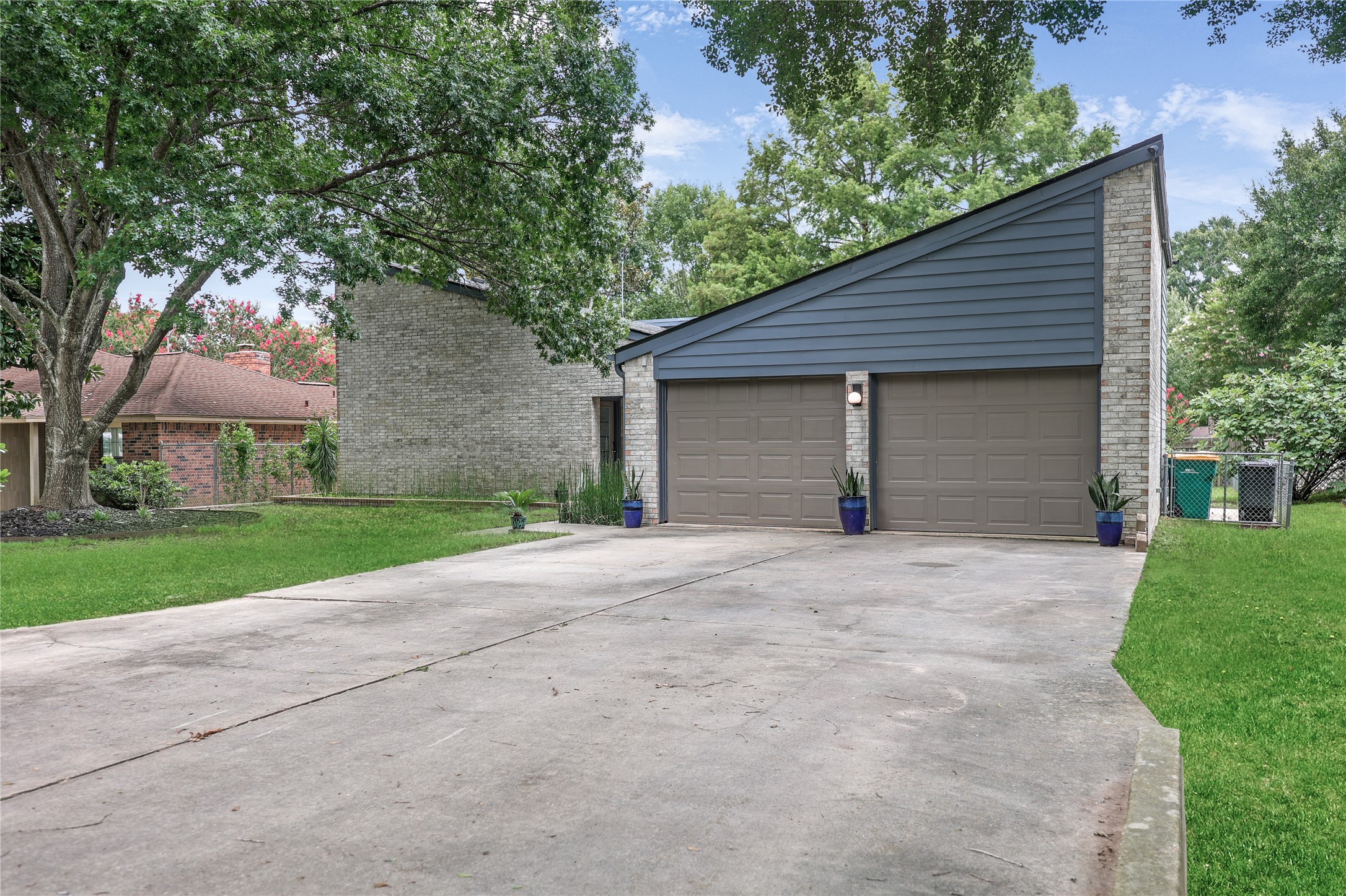 28831 South Diamondhead Conroe, TX 77356 - Photo 25 of 29 front view of a house with a yard and an trees