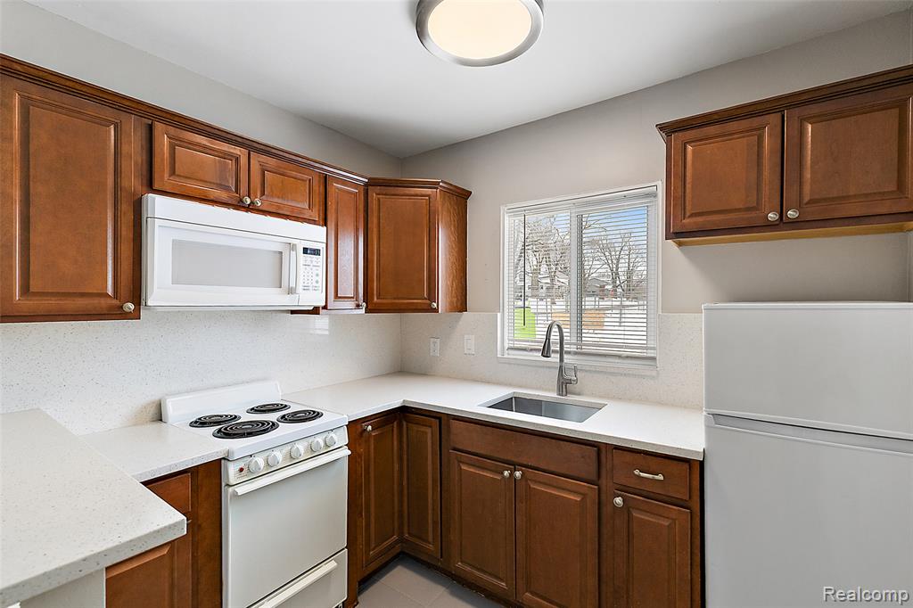 307 Ladd Road, Unit 2 Walled Lake, MI 48390 - Photo 6 of 10