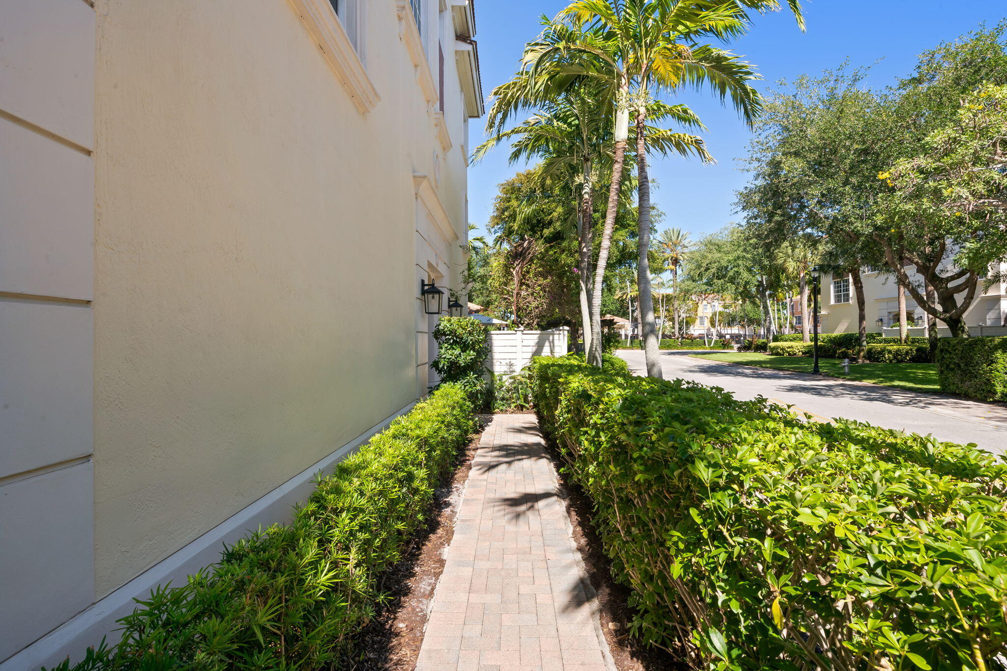 5675 Northeast Trieste Way Boca Raton, FL 33487 - Photo 4 of 37 Walkway