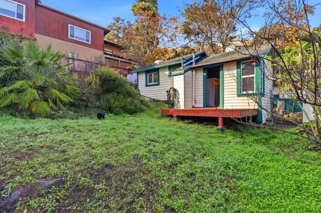 a view of a house with a backyard