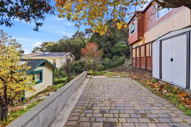 a view of a pathway with a yard