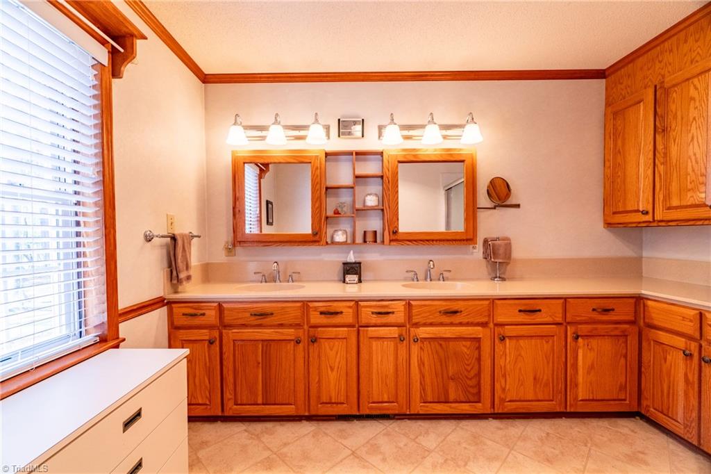 112 Shoshone Road Lexington, NC 27295 - Photo 28 of 50 Master bath
