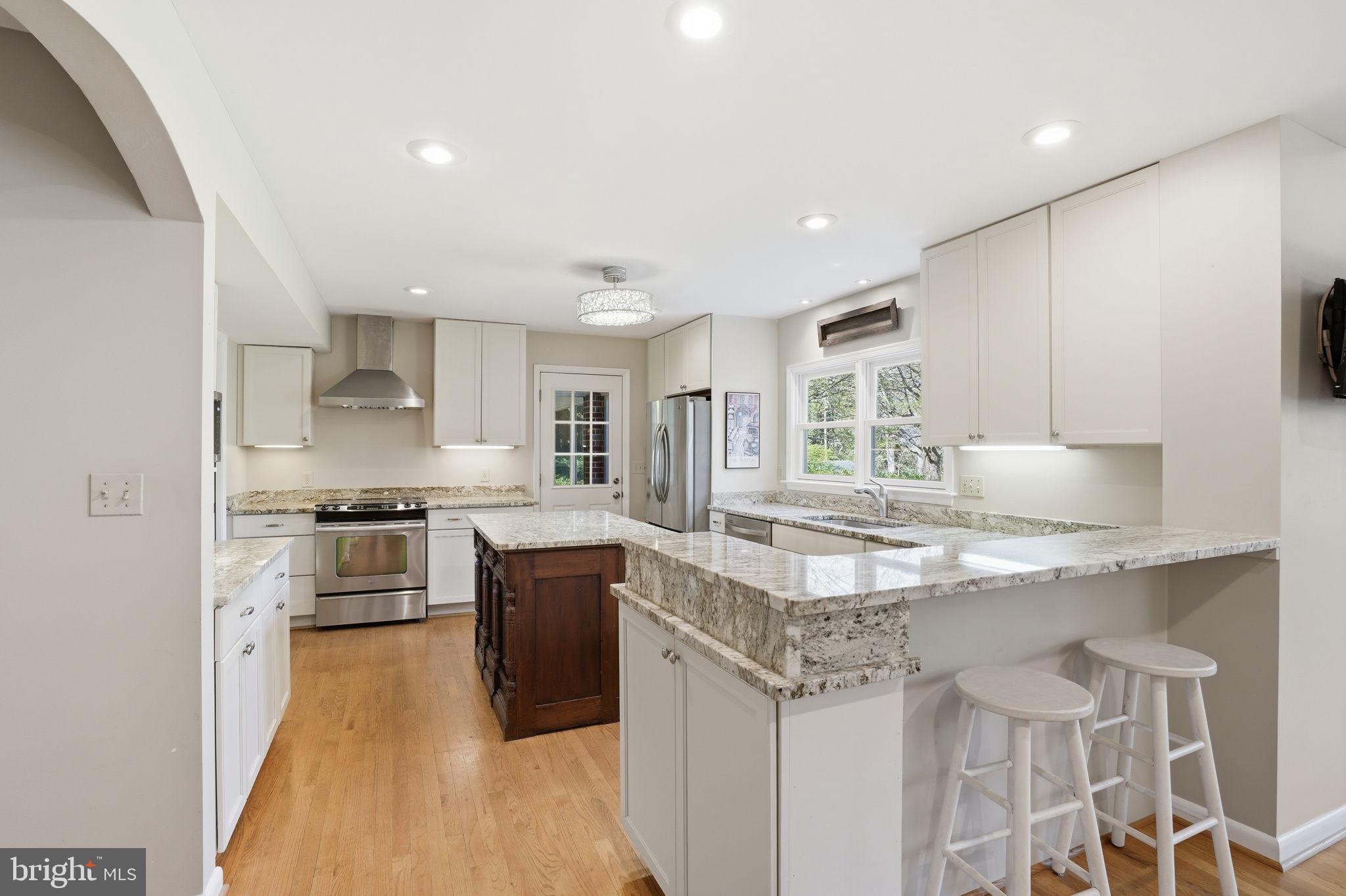 Kitchen and Breakfast bar