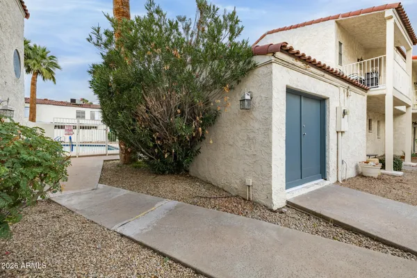 a picture of a brick wall with a yard