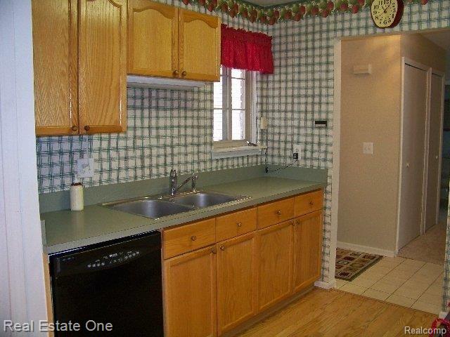 712 South Milford Road, Unit 3 Milford, MI 48381 - Photo 13 of 25 100_5788