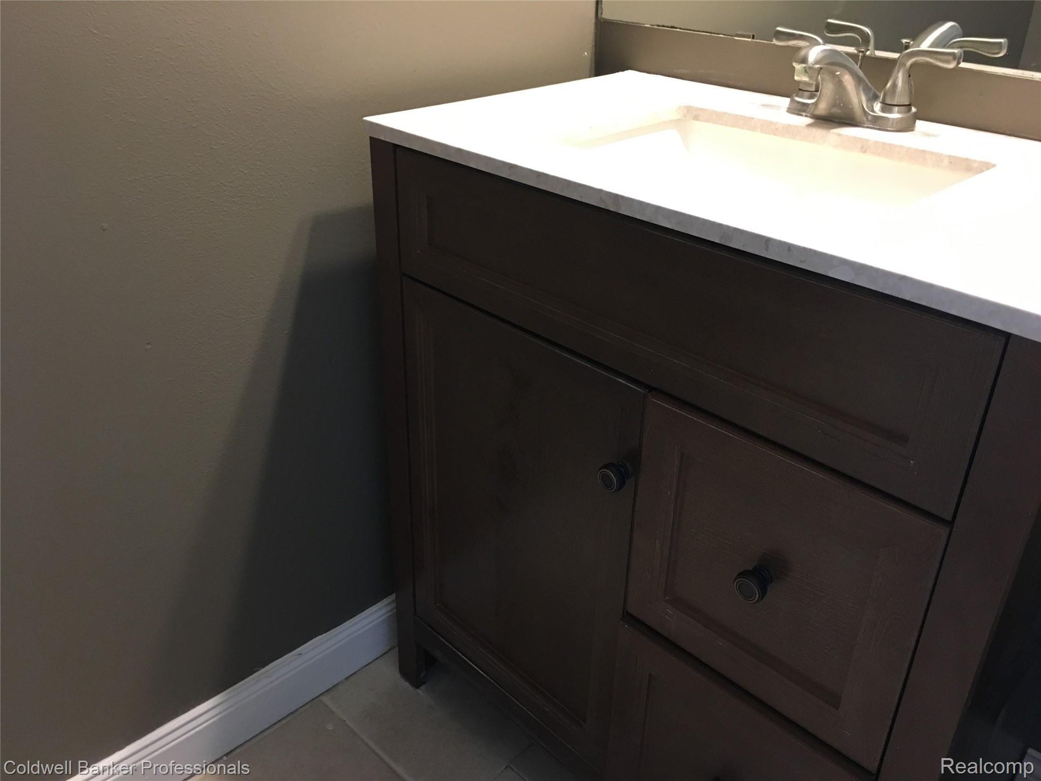 676 Tennyson, Unit 13 Rochester, MI 48307 - Photo 7 of 22 Powder Room