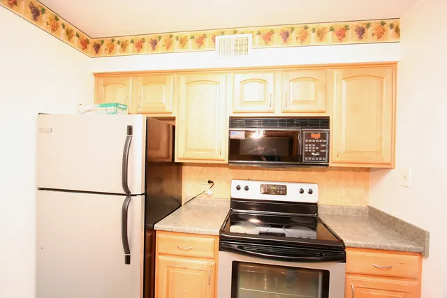 $1,850 | 6143 Knoll Wood Road, Unit 106, Willowbrook, IL 60527