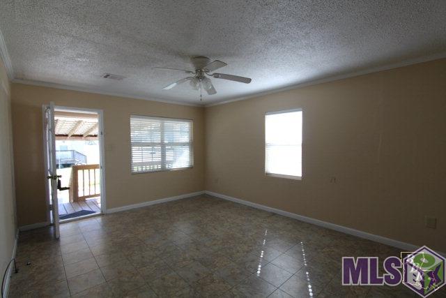 2025 Highway 1 Raceland, LA 70394 - Photo 2 of 8 Living Room