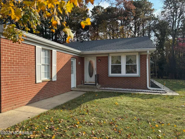 a view of a house with backyard and garden