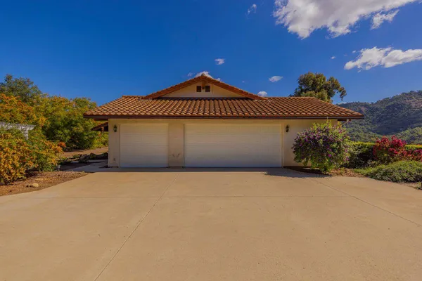 $2,100,000 | 700 Thomas Street, Oak View, CA 93022