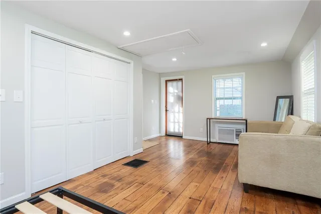 a view of entryway with outdoor area