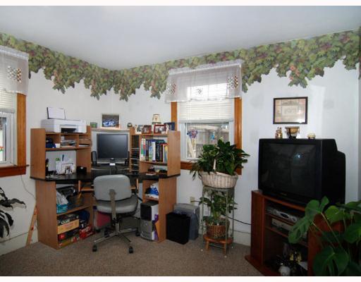 90 Nausauket Road Warwick, RI 02886 - Photo 11 of 11 Den/Family/Great Room.