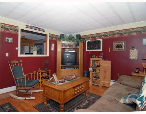 90 Nausauket Road Warwick, RI 02886 - Photo 8 of 11 Living Room.