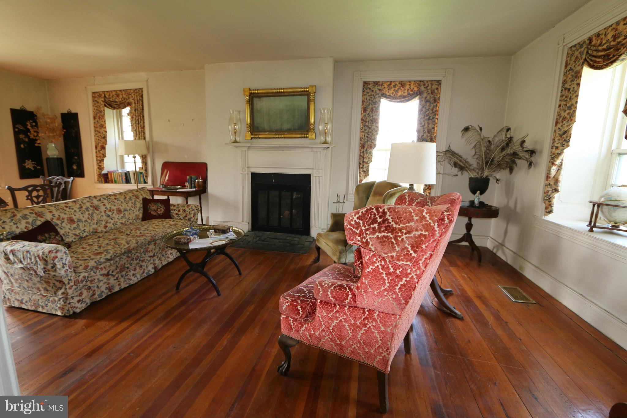 7608 University Road Boonsboro, MD 21713 - Photo 4 of 30 Living Room