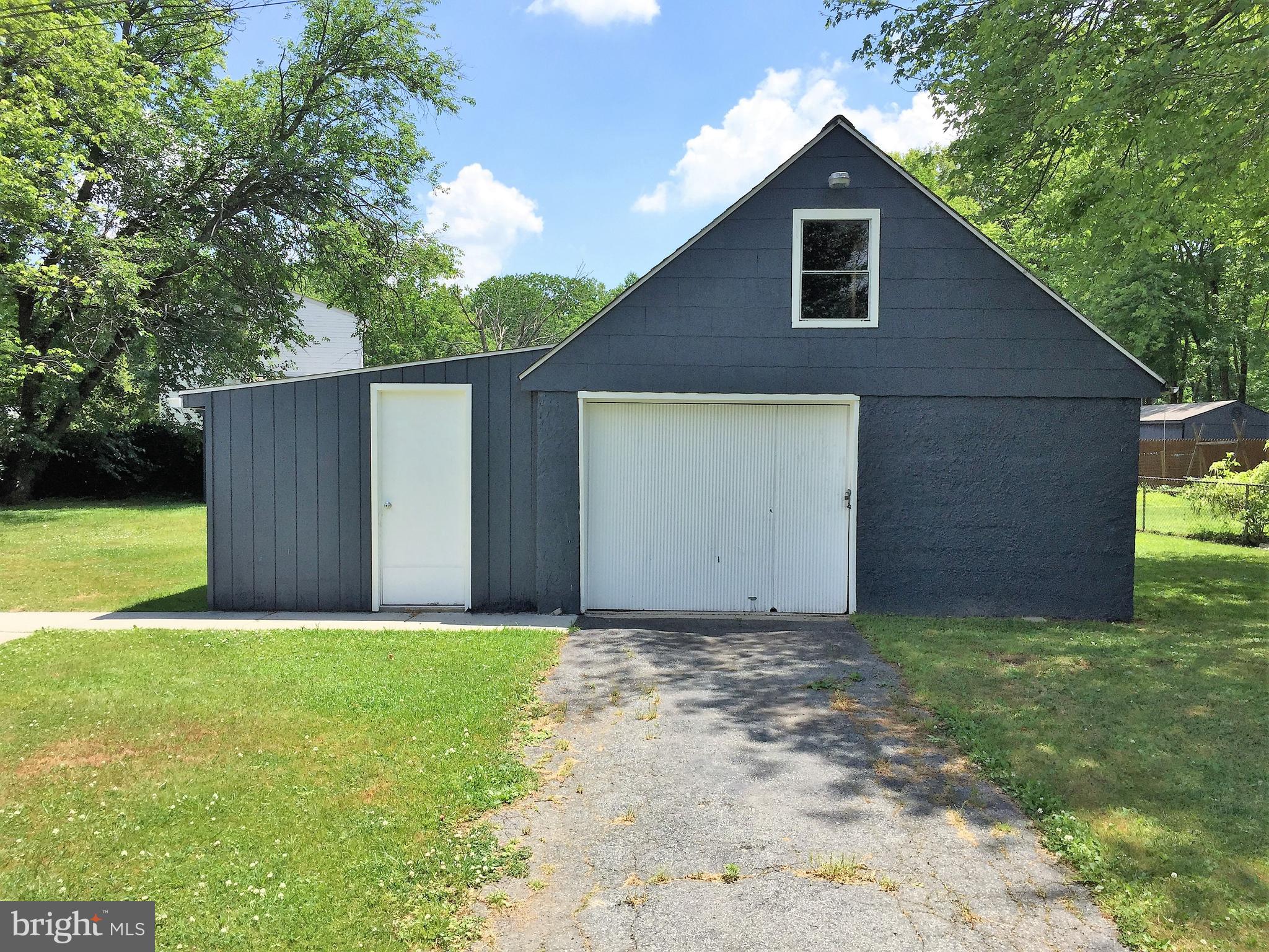 2009 Silver Lane Road Baltimore, MD 21221 - Photo 24 of 33 Oversized Garage