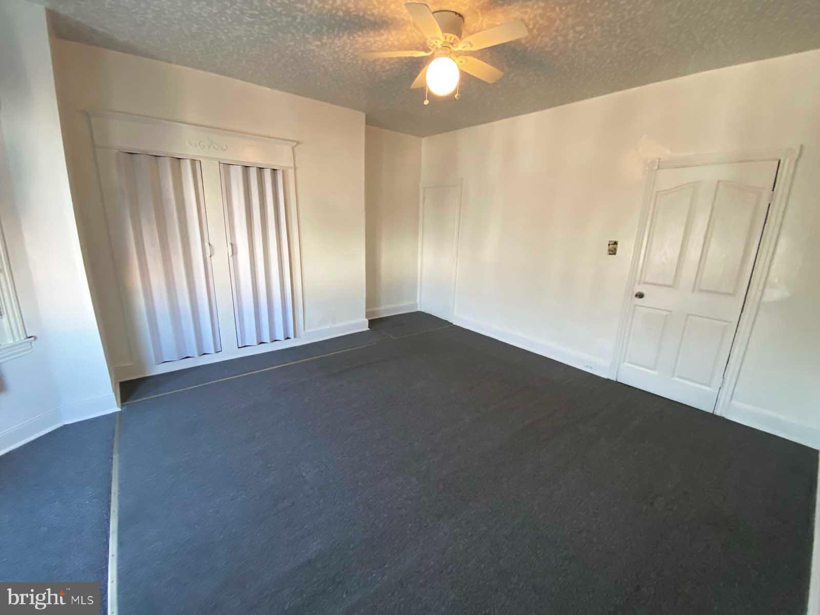 538 West Pike Street Philadelphia, PA 19140 - Photo 14 of 34 en empty room with windows and fan
